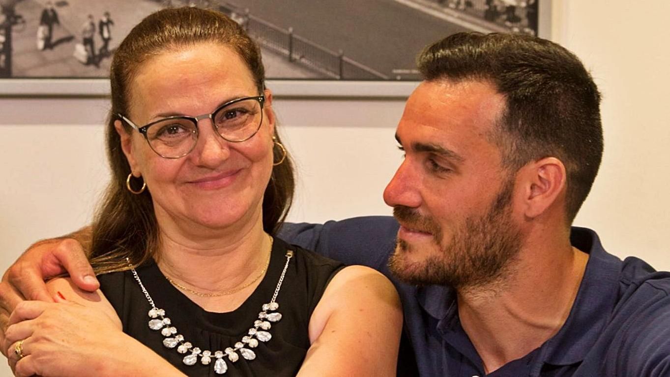 Saúl Craviotto con su madre, Emma.