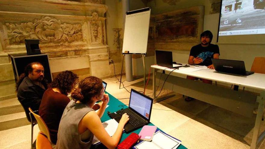 Asistentes al curso y el profesor Manuel Garrote Franco, al fondo.