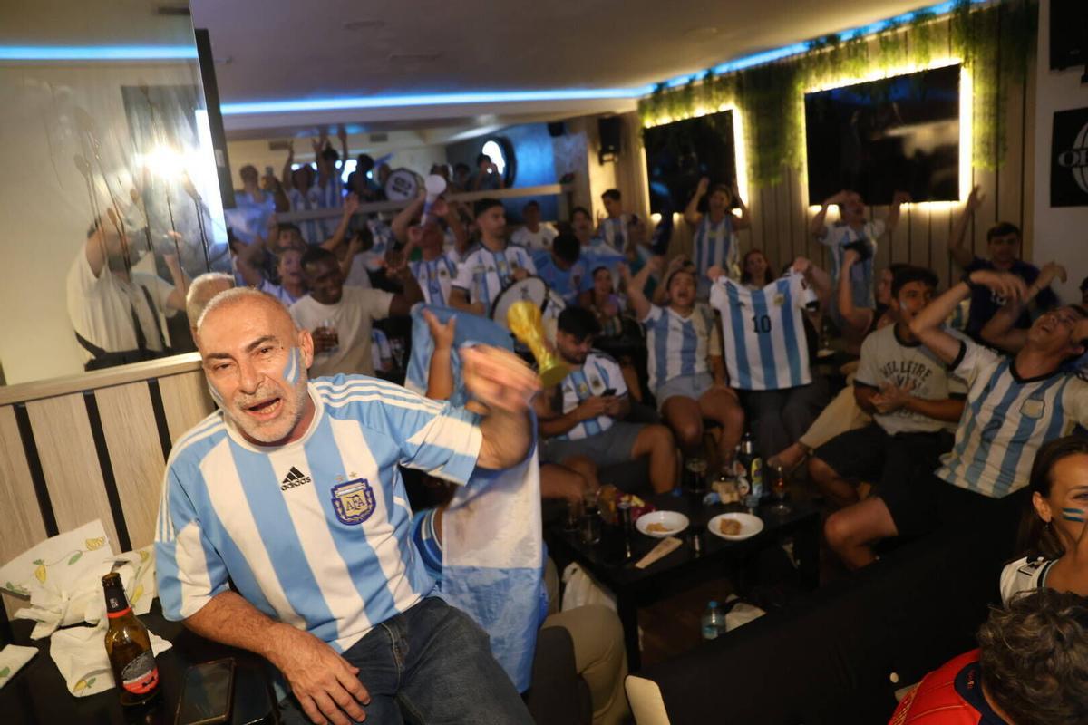 Los aficionados argentinos en Córdoba vibran con su equipo en la final del Mundial 2026