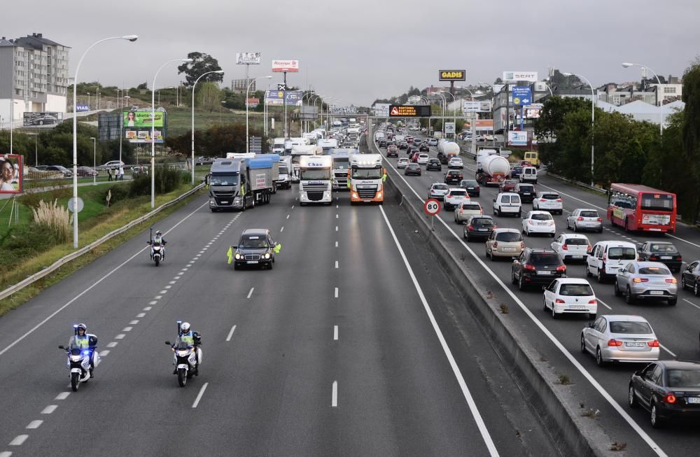 Unos 800 vehículos se han sumado, según los organizadores, a la caravana reivindicativa de camiones y automóviles organizada hasta A Coruña por la comisión creada en el municipio coruñés de As Pontes