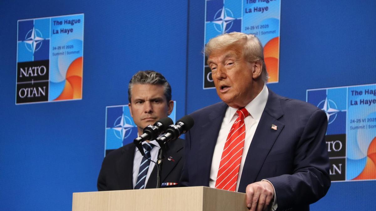 El president dels Estats Units, Donald Trump, amb el secretari de Defensa dels EUA, Pete Hegseth, durant la roda de premsa posterior a la cimera de l'OTAN celebrada a la Haia