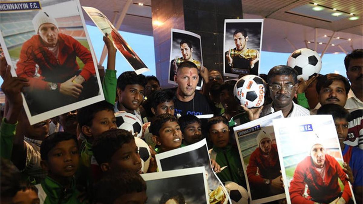 Ídolo de masas en Chennai tras sus dos primeras victorias como jugador-entrenador