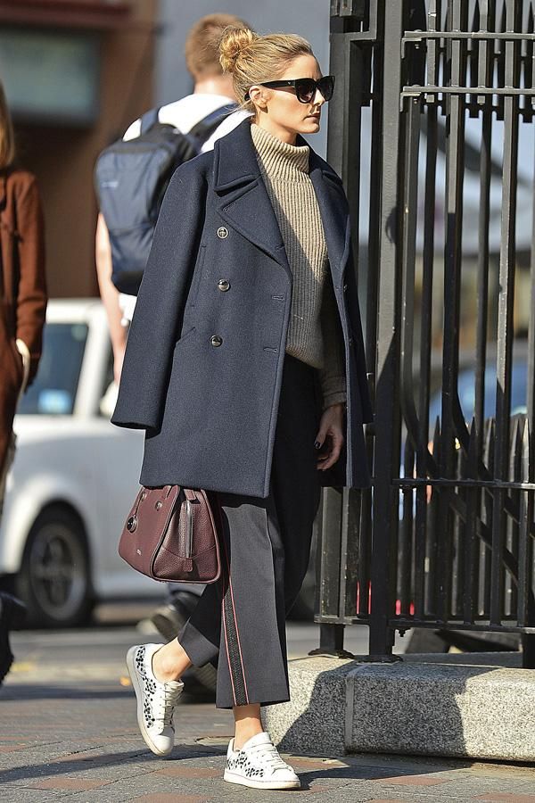 Olivia Palermo con pantalones anchos y deportivas