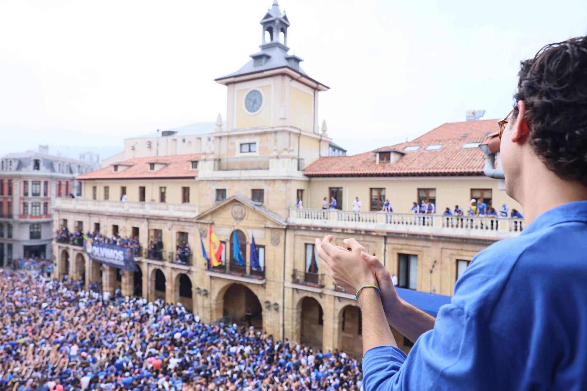 Locura azul en las calles de Oviedo para celebrar el ascenso del equipo a Primera División