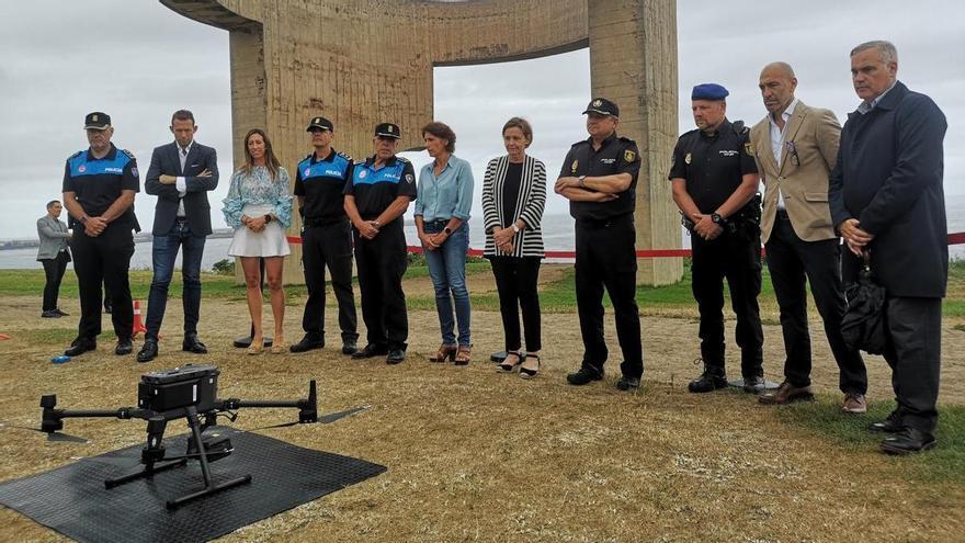 Así funciona el nuevo furgón para pilotar drones de la Policía Local de Gijón