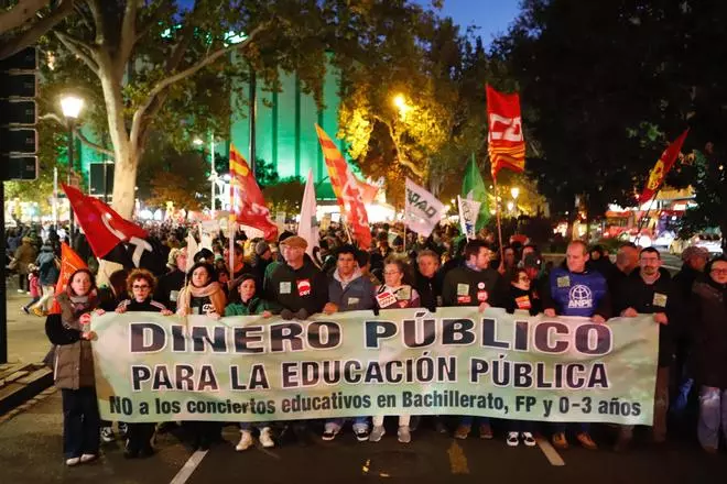 En imágenes | Miles de personas se manifiestan en Zaragoza en defensa de la educación pública.