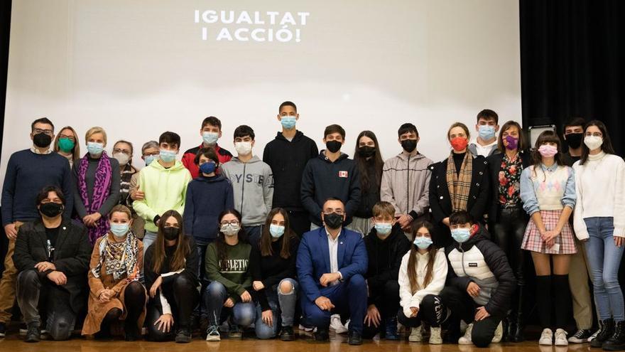 Foto de familia, con autoridades y participantes en el certamen &#039;Igualtat i Acció&#039; de Vila-real, tras la entrega de los premios y los diplomas.