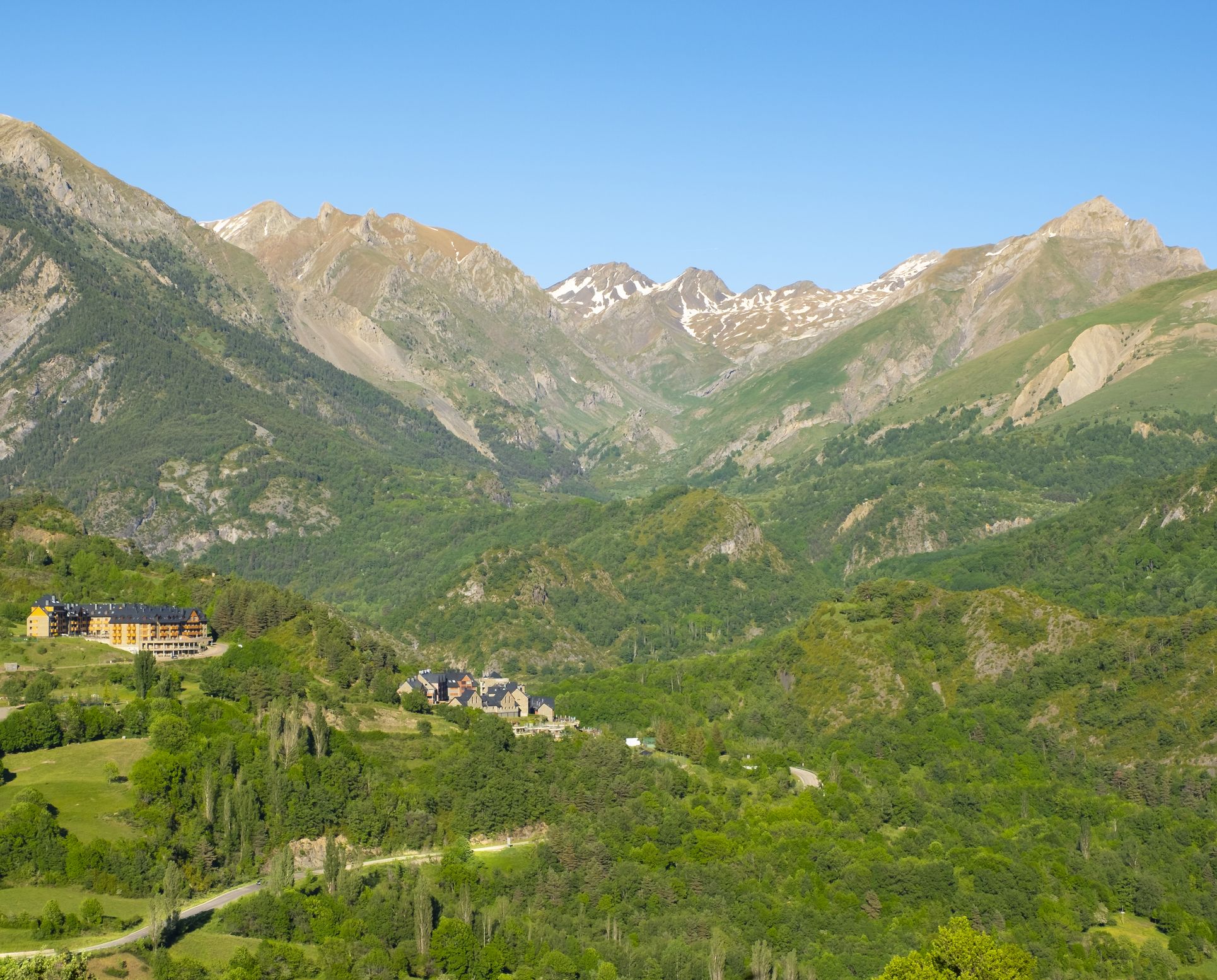 Está en uno de los valles más bonitos del norte de España, a los pies de los Pirineos.