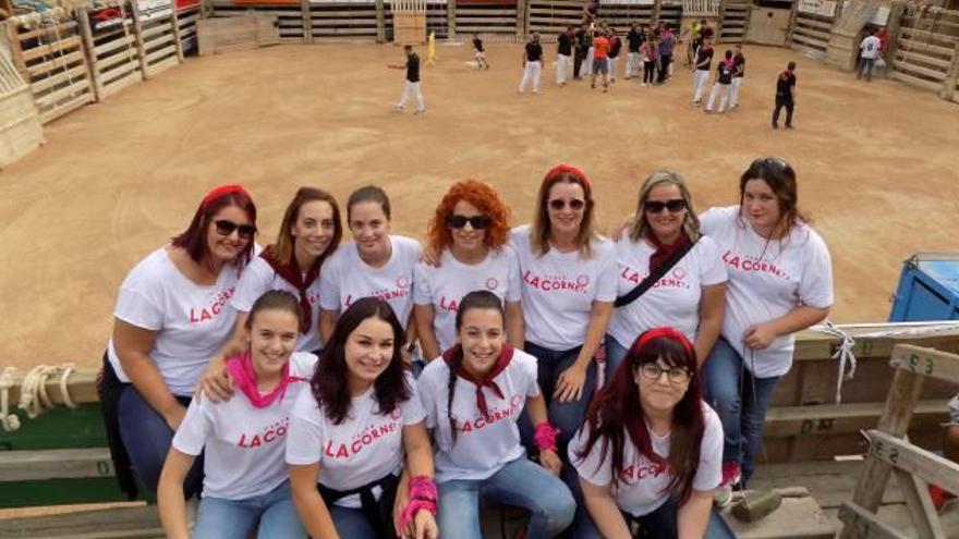 El corre de bou de Cardona aplaudeix la primera penya femenina, la Corneta