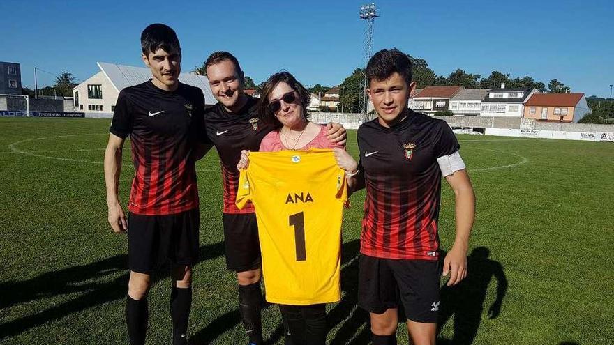Matelo, Ferreiro y Xocas le entregaron a Mouriño una camiseta del club con su nombre.