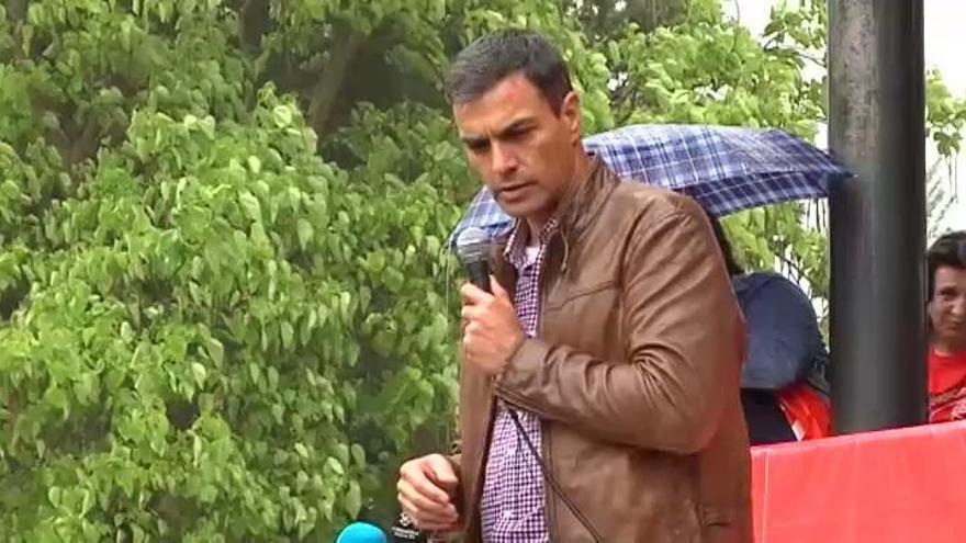 La lluvia sorprende a Pedro Sánchez durante un acto en Mérida