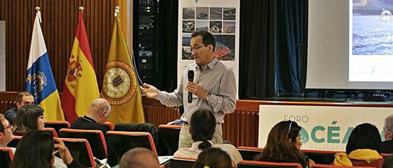 Javier Arístegui durante su conferencia en el Foro Océanos y Cambio Climático que se celebra en la Escuela de Arquitectura de la ULPGC.
