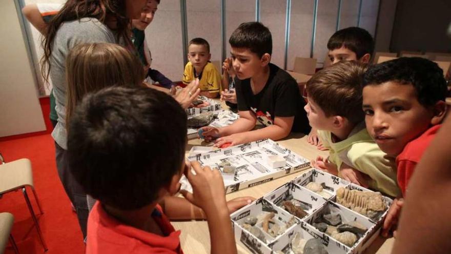 Participantes en el taller &quot;Cuando los dinosaurios reinaron en la Tierra&quot;. ricardo solís