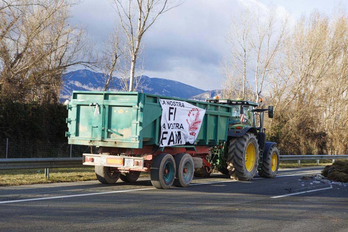 Protesta pagesa a la C-16, a Olvan