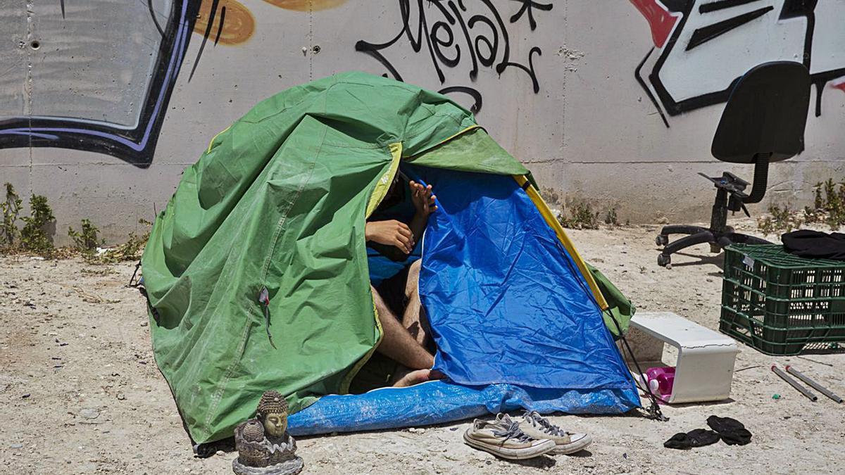 Una de las tiendas de campaña de personas sin techo junto al albergue. |