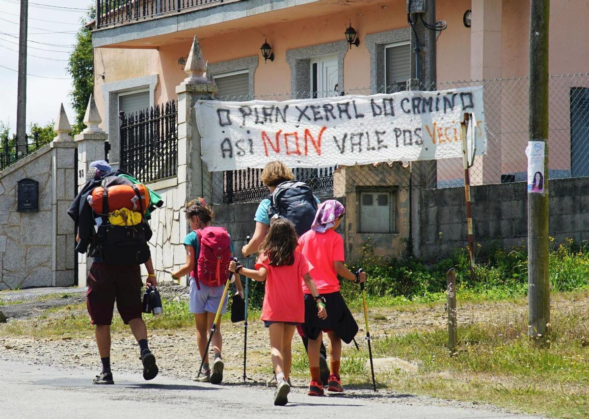 Pancartas en Lavacolla contra la primera propuesta del Plan Especial, que ha sido reformulada