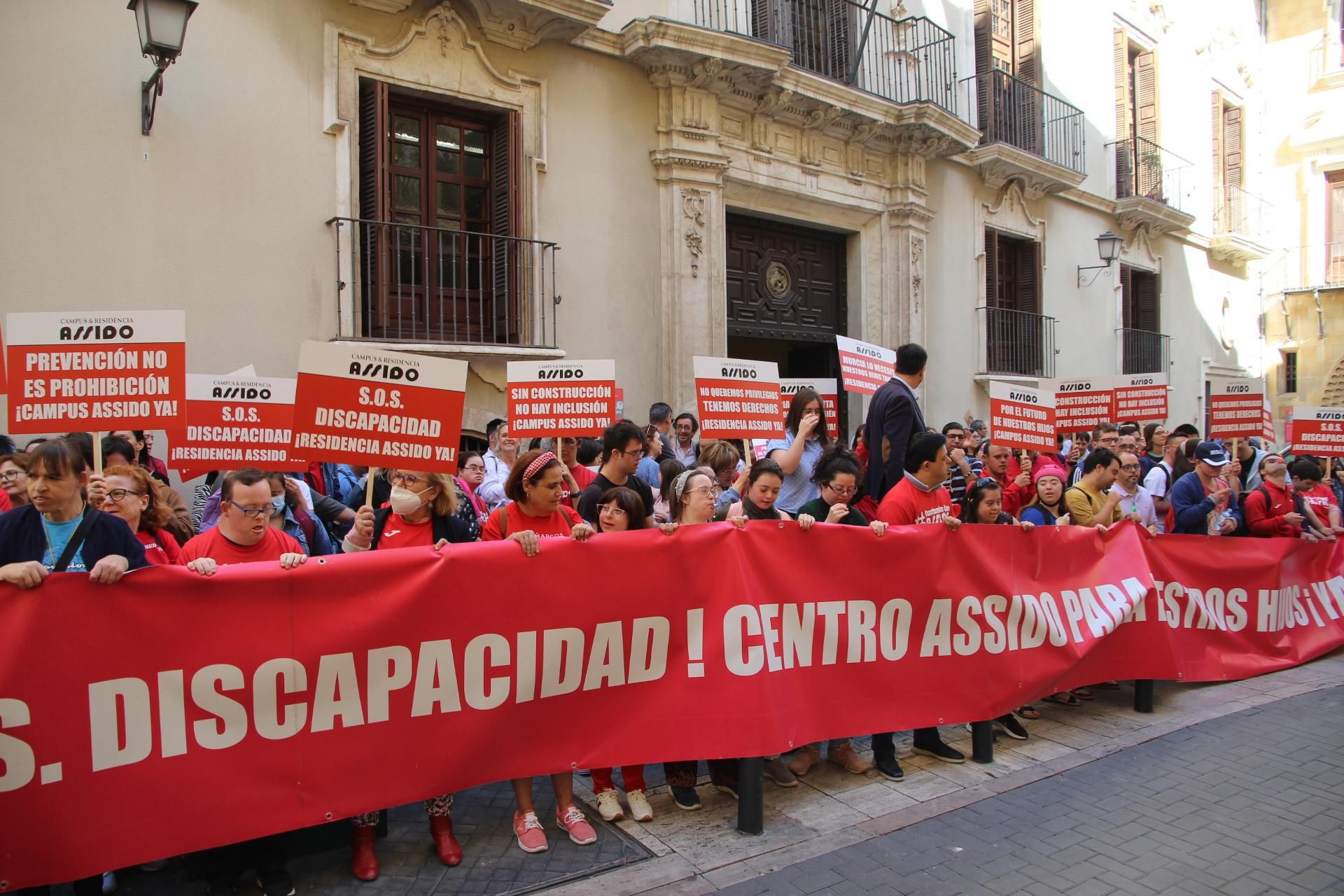 Concentración de Assido en Murcia ante la CHS