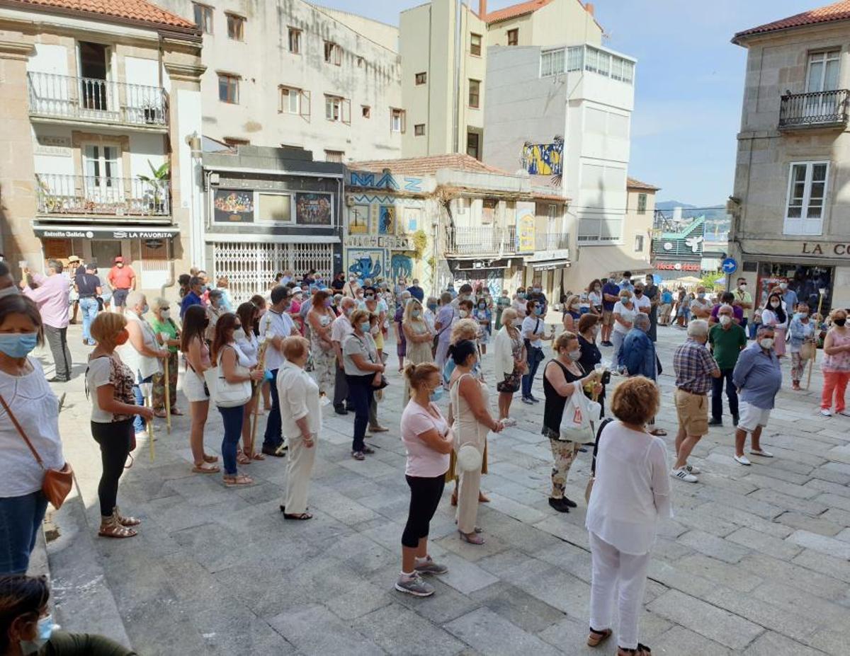La pandemia no frena la pasión por el Cristo. A pesar de que la Covid-19 ha impedido, por primera vez en la historia, la celebración de la multitudinaria procesión, centenares de fieles recorren desde ayer las calles de la ciudad y el Casco Vello para rendirle homenaje.