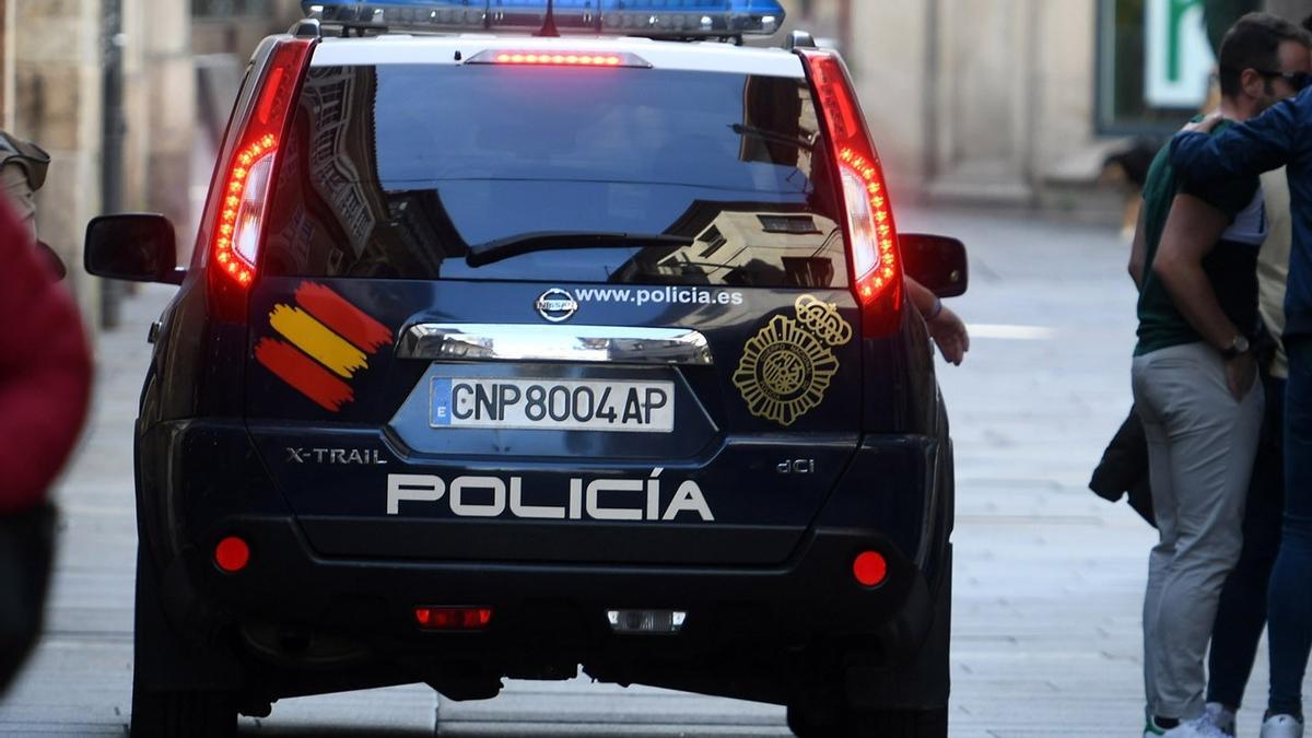 Un vehículo de la Policía Nacional en las calles de Pontevedra