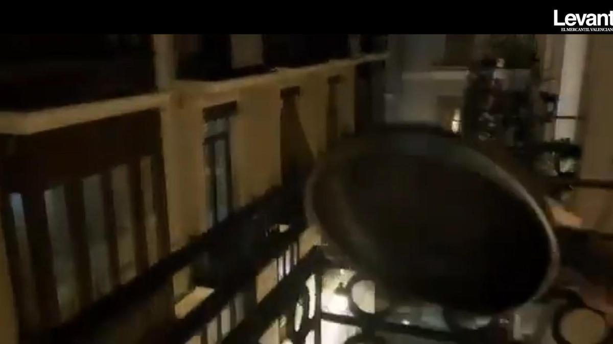 Cacerolada a las 20.11, a la hora que sonó el Es-Alert, en varios barrios de València