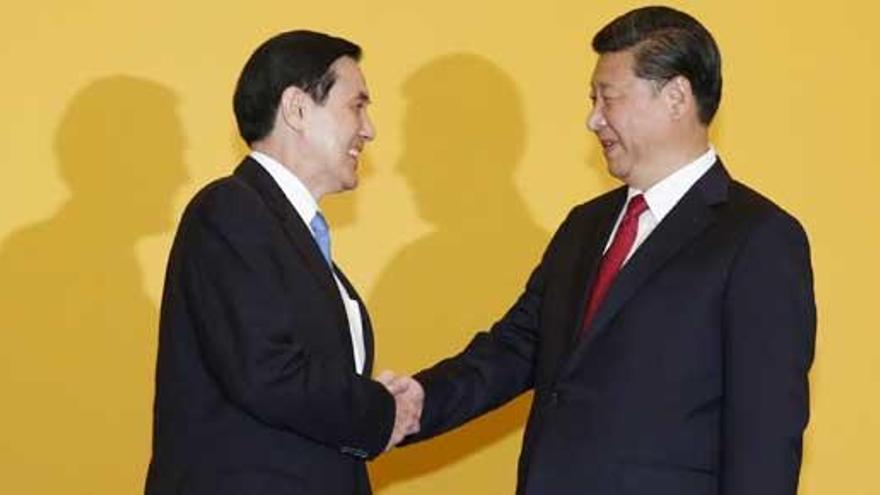 El presidente taiwanés (izquierda) y el chino se saludan.