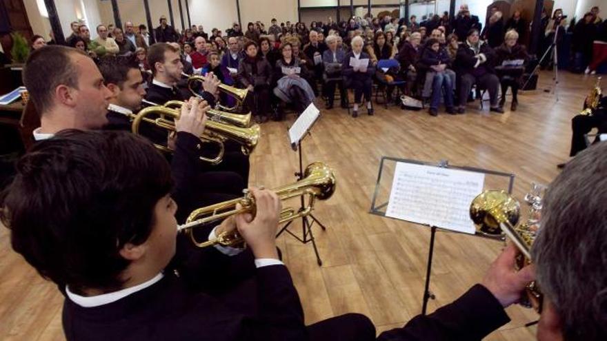 Los músicos, ayer, interpretando una marcha procesional en Trascorrales.