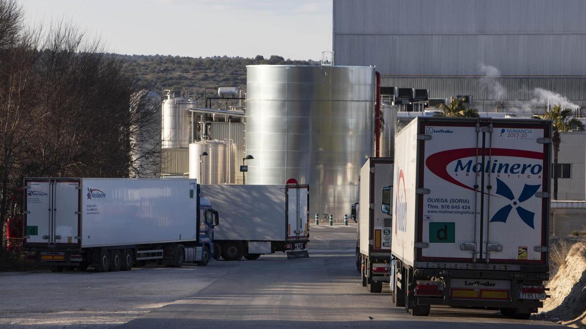 Camiones accediendo a una importante fábrica de la Canal de Navarrés, donde más crece la cifra de negocios industriales.