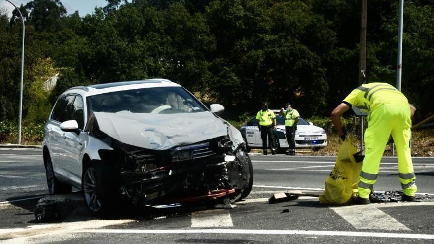 Accidente de tráfico en agosto en la parroquia de Curro, en Barro. | // RAFA VÁZQUEZ
