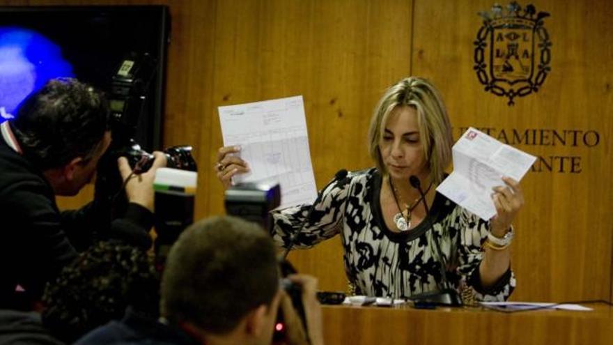 Sonia Castedo durante la rueda de prensa que dio para mostrar las facturas de sus viajes y desmentir así al fiscal Briones.