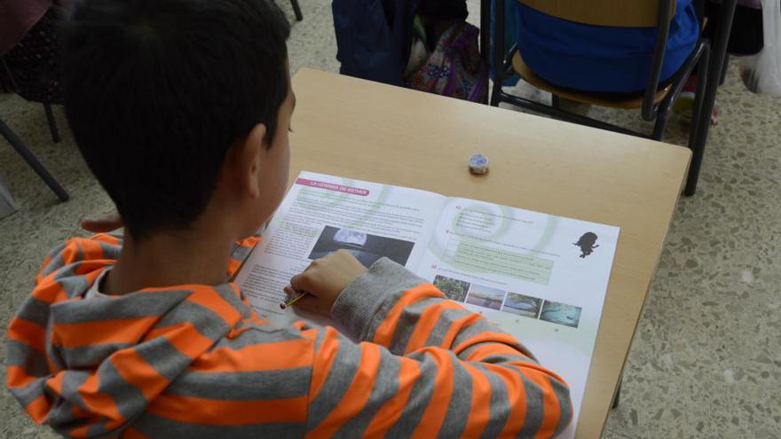 Un alumno realizando el exámen en el colegio Mariano Aroca de Murcia