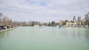 Archivo - El lago del parque de El Retiro