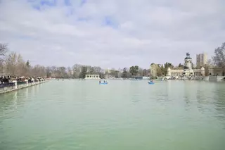 El Ayuntamiento de Madrid baliza el Retiro y otros ocho parques ante la alerta naranja por viento