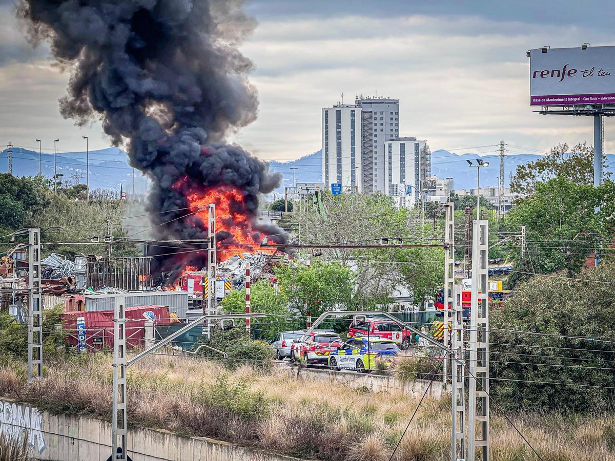 FOTOS | Un incendio quema chatarra en una industria de Can Tunis, entre ...