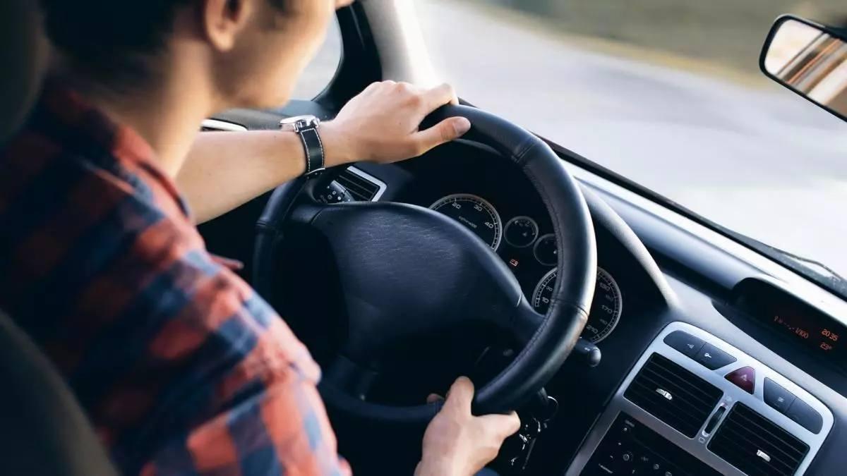 Una persona al volant d'un cotxe