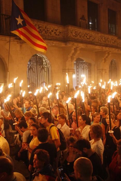 Marxa de torxes a Girona per commemorar el segon aniversari del referèndum de l'1-O