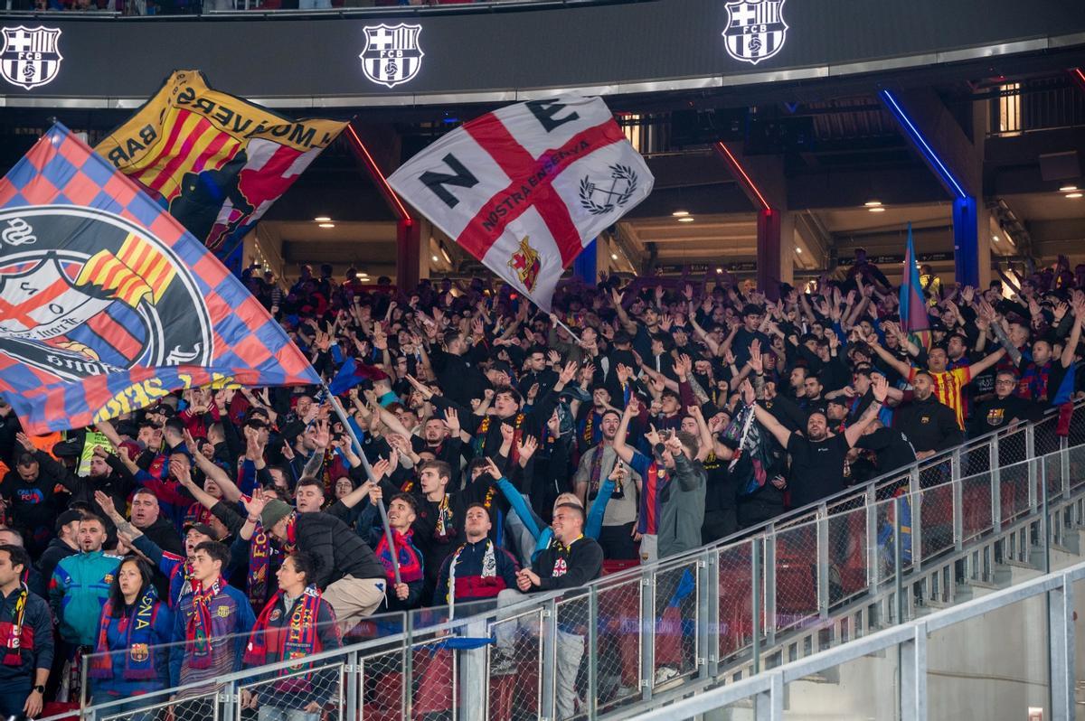 La Grada d'Animació, en uno de los córners del Camp Nou en su regreso.