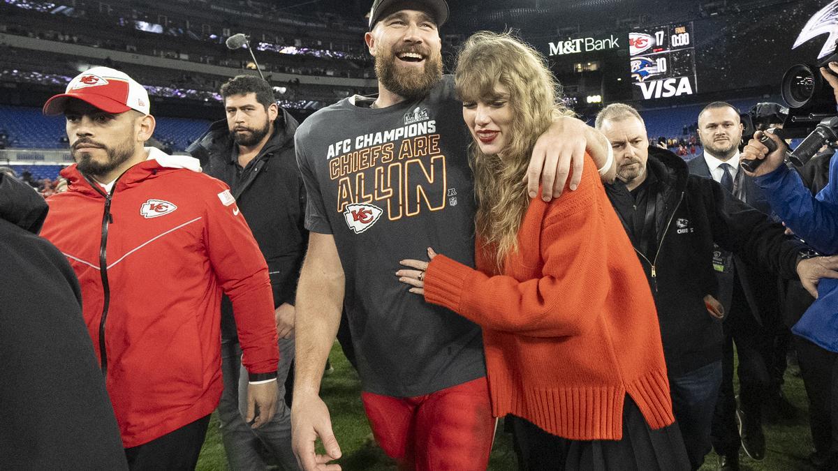 Taylor Swift junto a Travis Kelce tras el triunfo de los Kansas City Chiefs en las finales de conferencia.