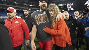Taylor Swift junto a Travis Kelce tras el triunfo de los Kansas City Chiefs en las finales de conferencia.