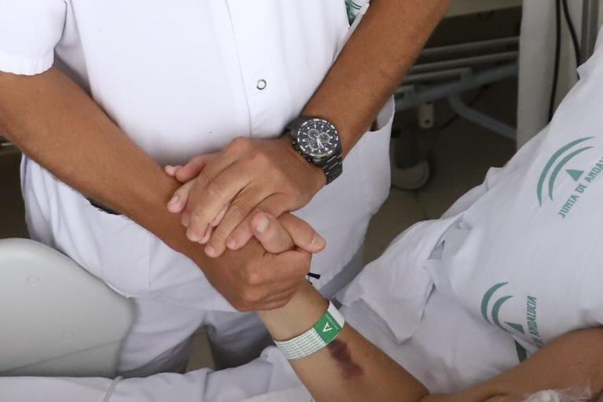 Atención a un paciente de cuidados paliativos en el hospital Reina Sofía.