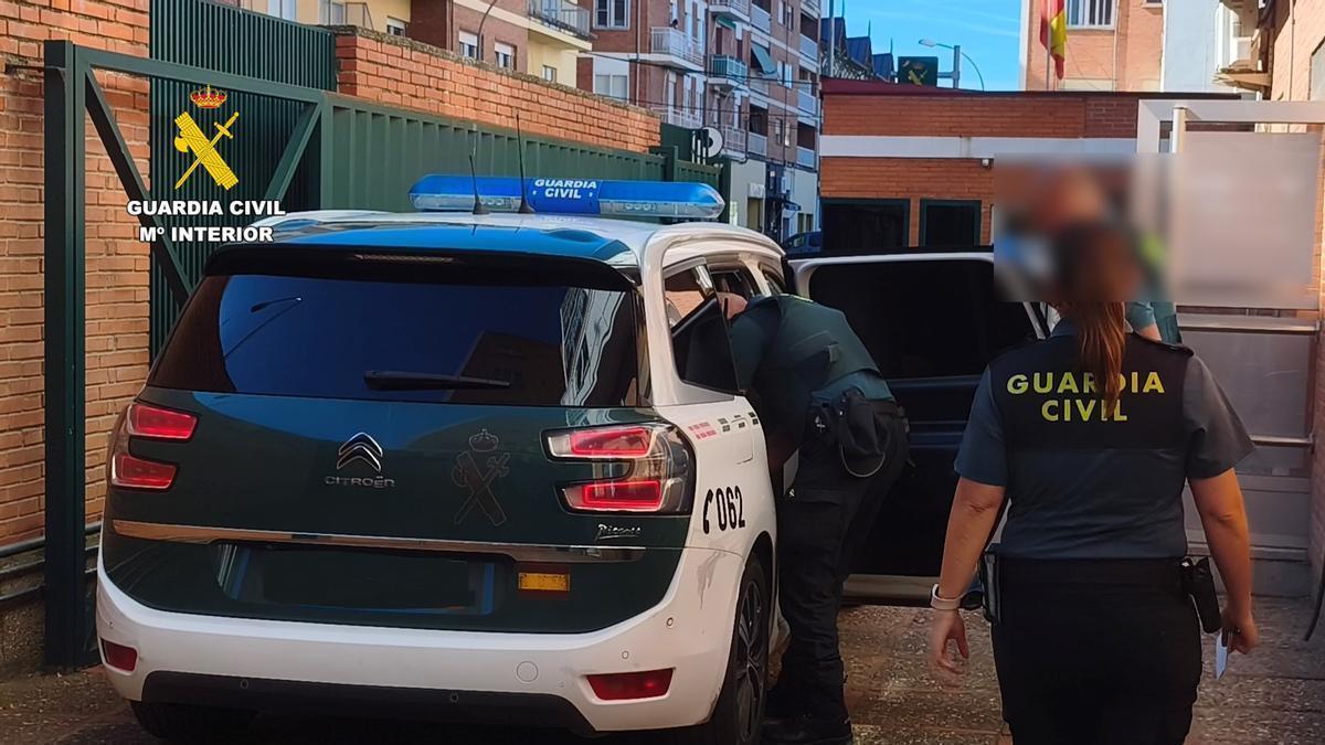El detenido en el Puesto Principal de la Guardia Civil en Benavente.