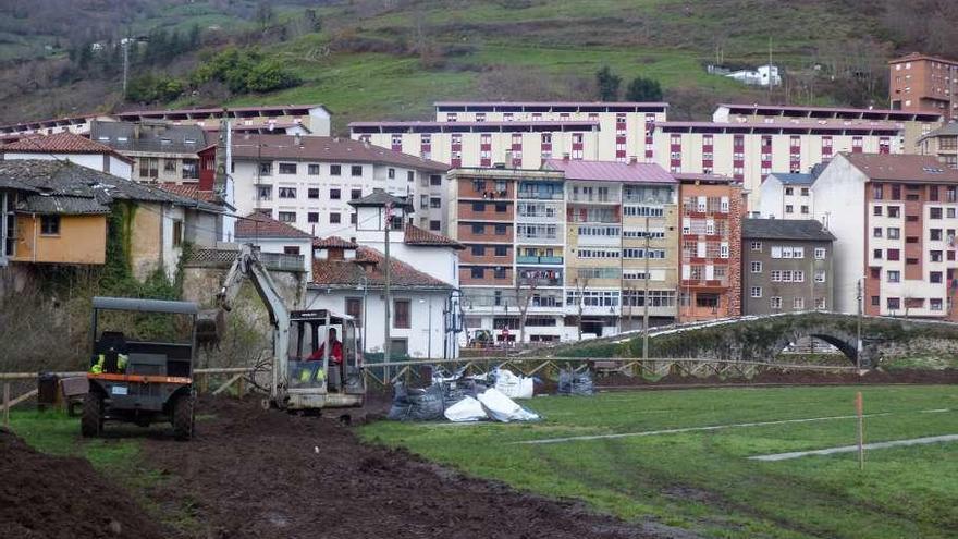 Cangas del Narcea mejora el Prao del Molín con un vial para vehículos