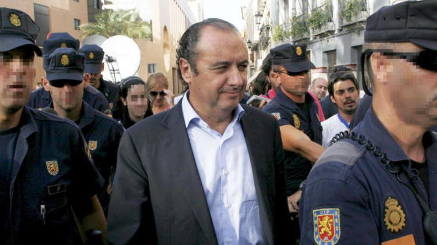 José Joaquín Ripoll tras prestar declaración en el juzgado de Orihuela, rodeado de policías.