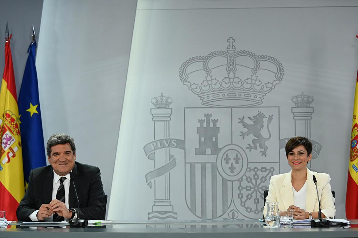 José Luis Escriba, gobernador del Banco de España, durante su etapa como ministro de Transformación Digital y de la Función Pública, junto a Isabel Rodríguez, ministra de Vivienda y Agenda Urbana