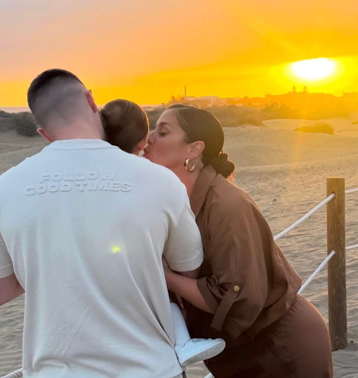Anabel Pantoja y David Rodríguez, con su hija Alma