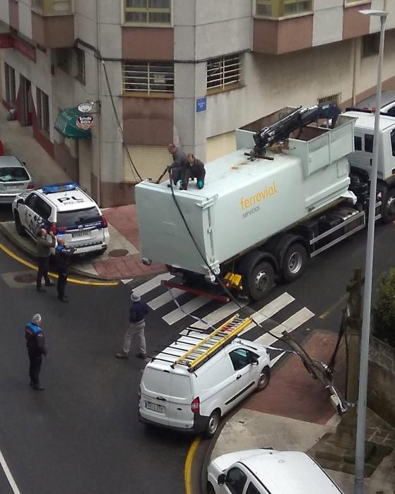 Susto en Pontevedra al caer un poste de la luz sobre un vehículo