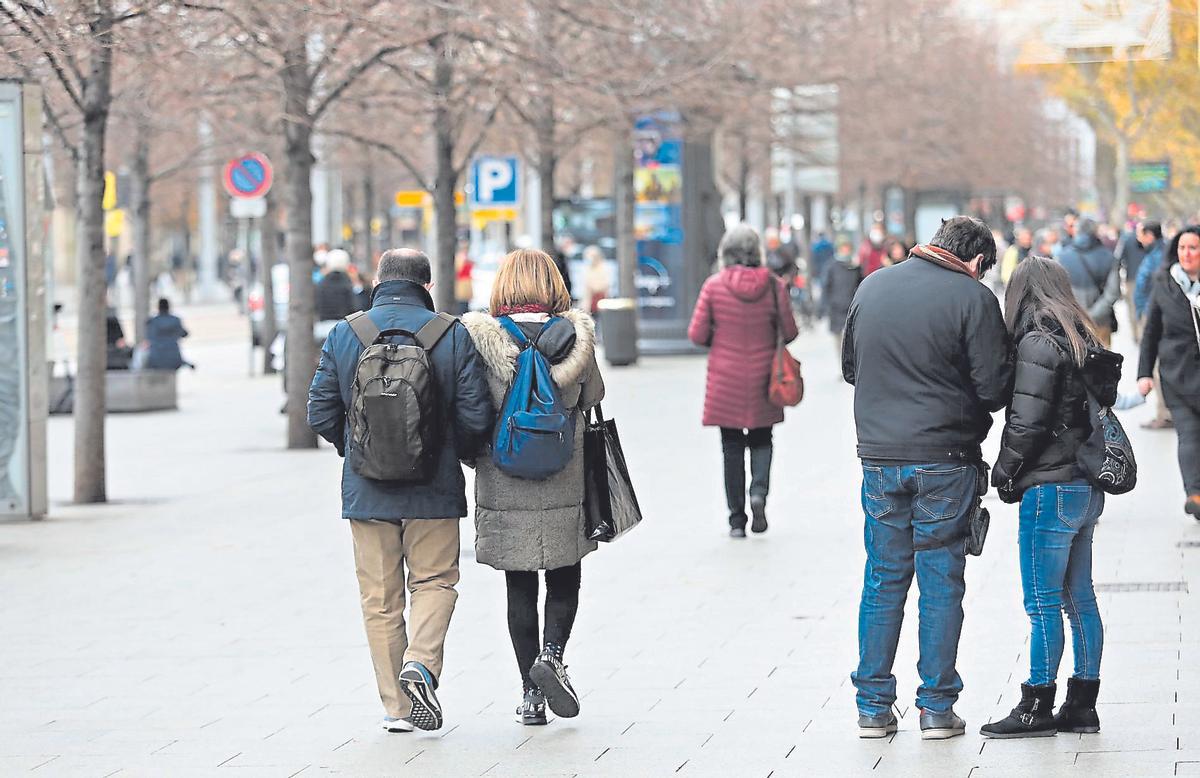 Gente andando por el paseo de la Independencia de Zaragoza.