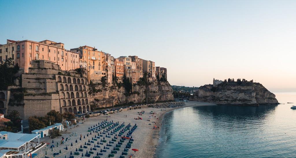 Vista panorámica de una de las playas más populares de Tropea
