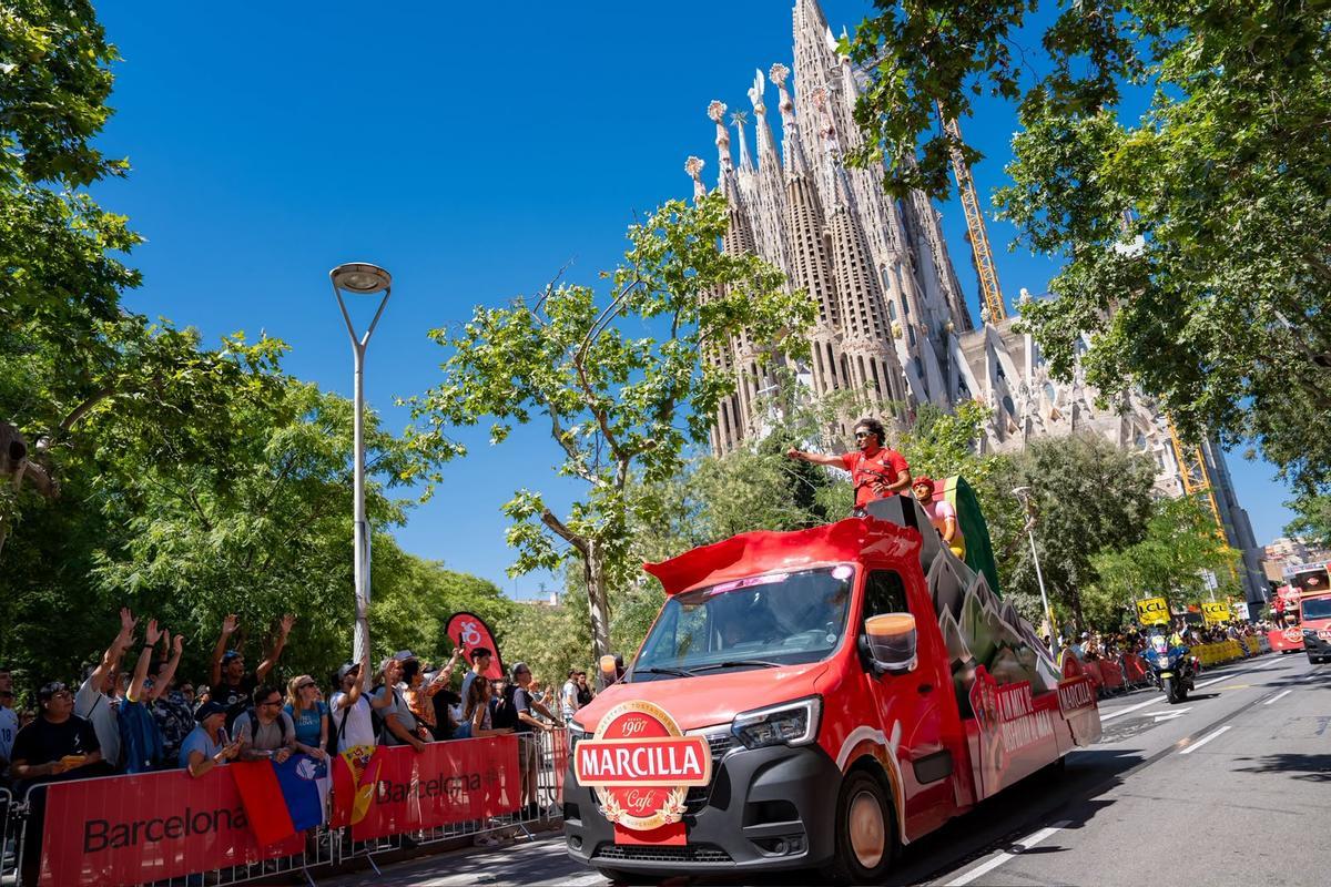 Carroza comercial a su paso por la Sagrada Família, este sábado.