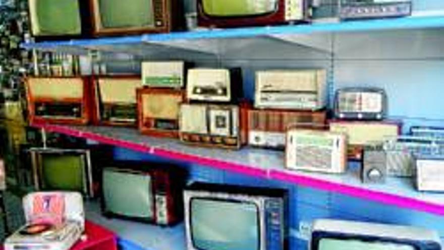 Una exposición reúne televisores y radios desde la década de los 50