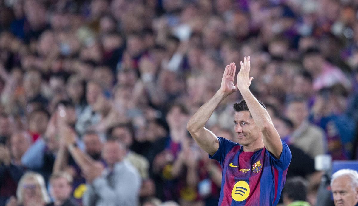 Lewandowski abandona el terreno de juego emocionado al ser sustituído durante el partido de liga entre el FC Barcelona y el Betis en el último partido de la temporada en el Camp Nou